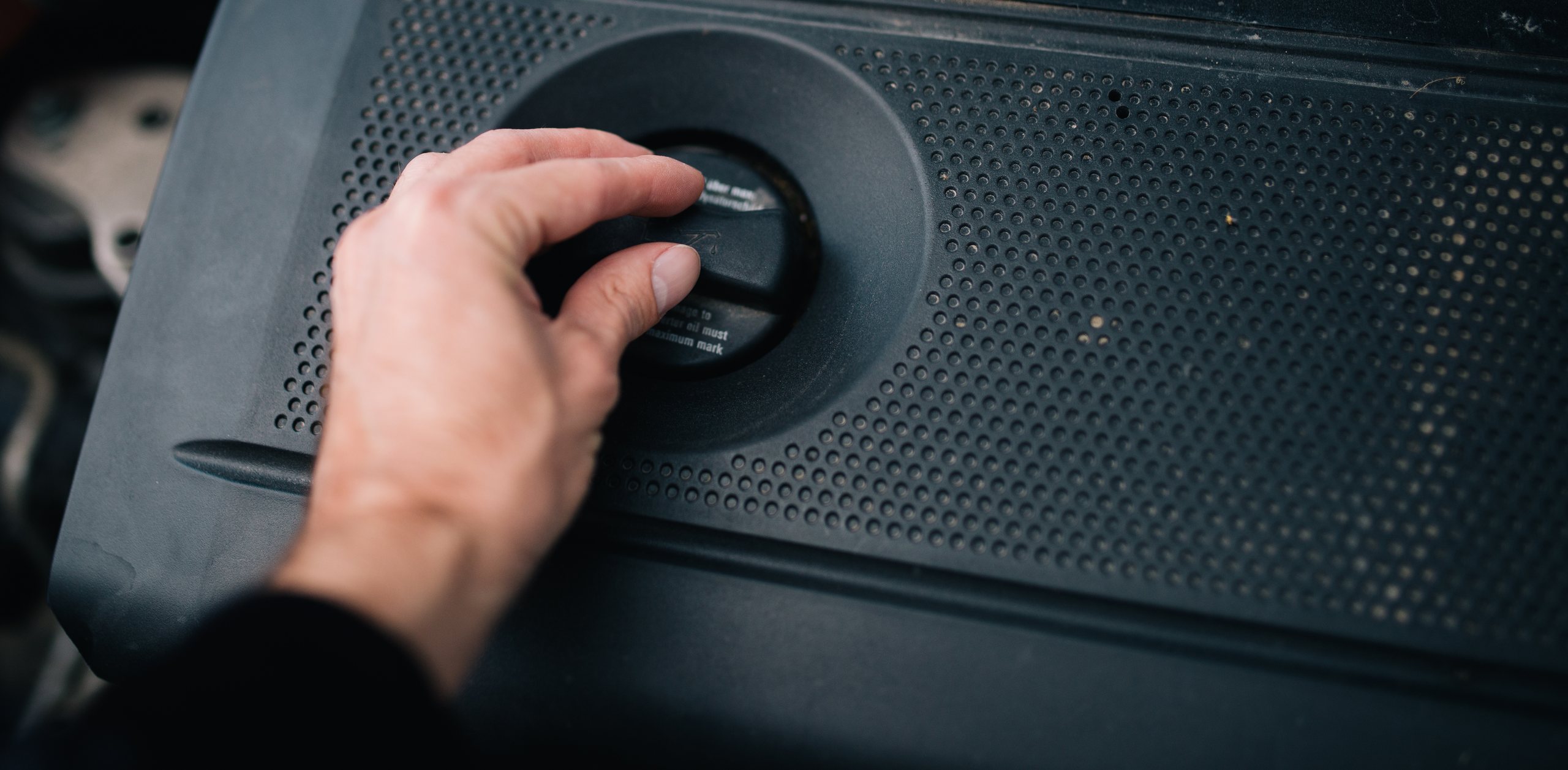 Close-up van olie en onderdelen tijdens onderhoud aan een auto