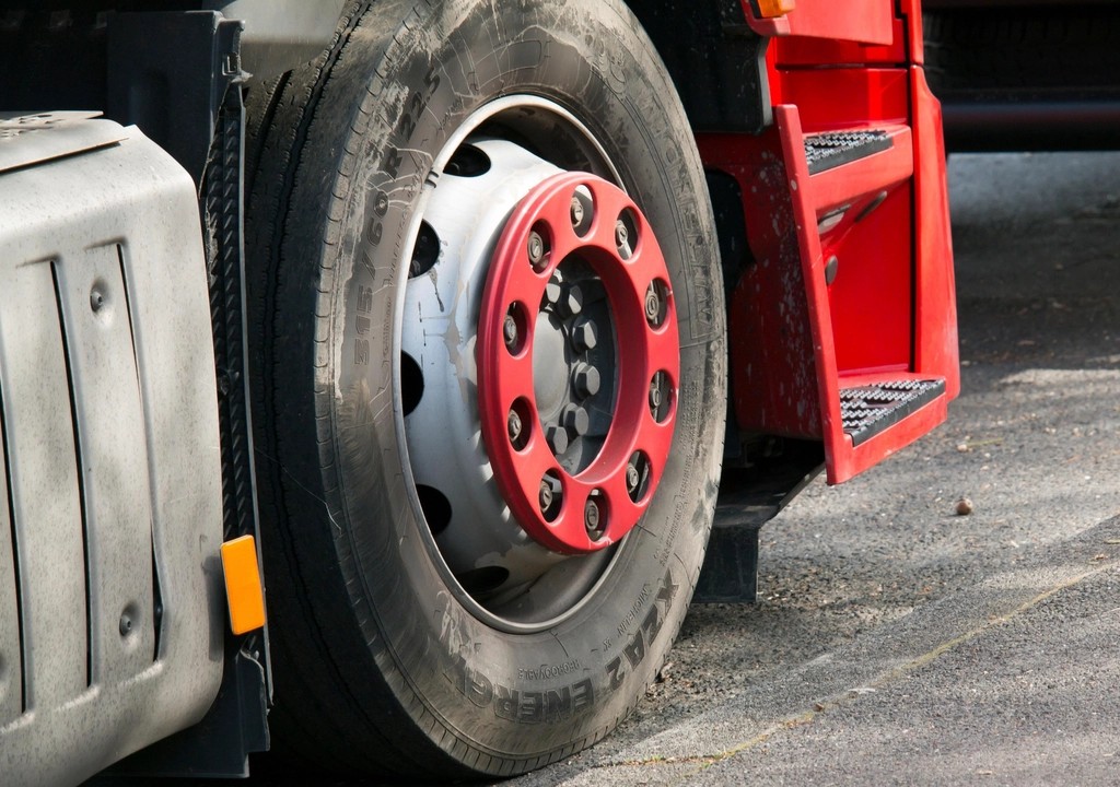 Voorwiel van een rode vrachtwagen